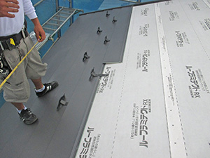 屋根ガルバリウム鋼板横葺き状況