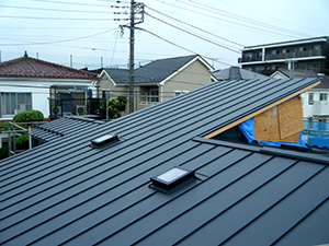 屋根ガルバリウム鋼板葺き