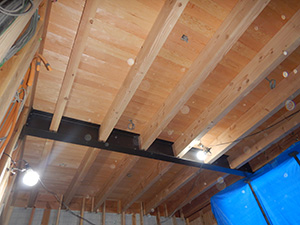 1階天井梁塗装及び板張り施工状況