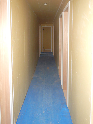 2階廊下壁・天井ボード施工状況