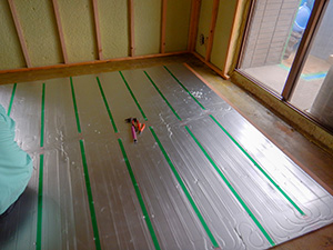 床暖房パネル敷き込み