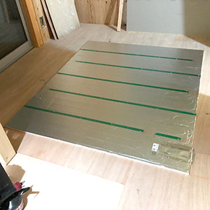 床暖房パネル敷き込み
