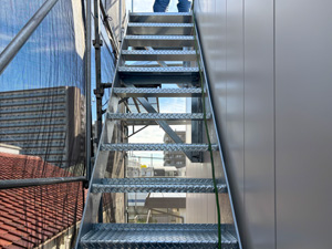 鉄骨階段取り付け工事