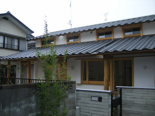 瓦屋根+漆喰の家